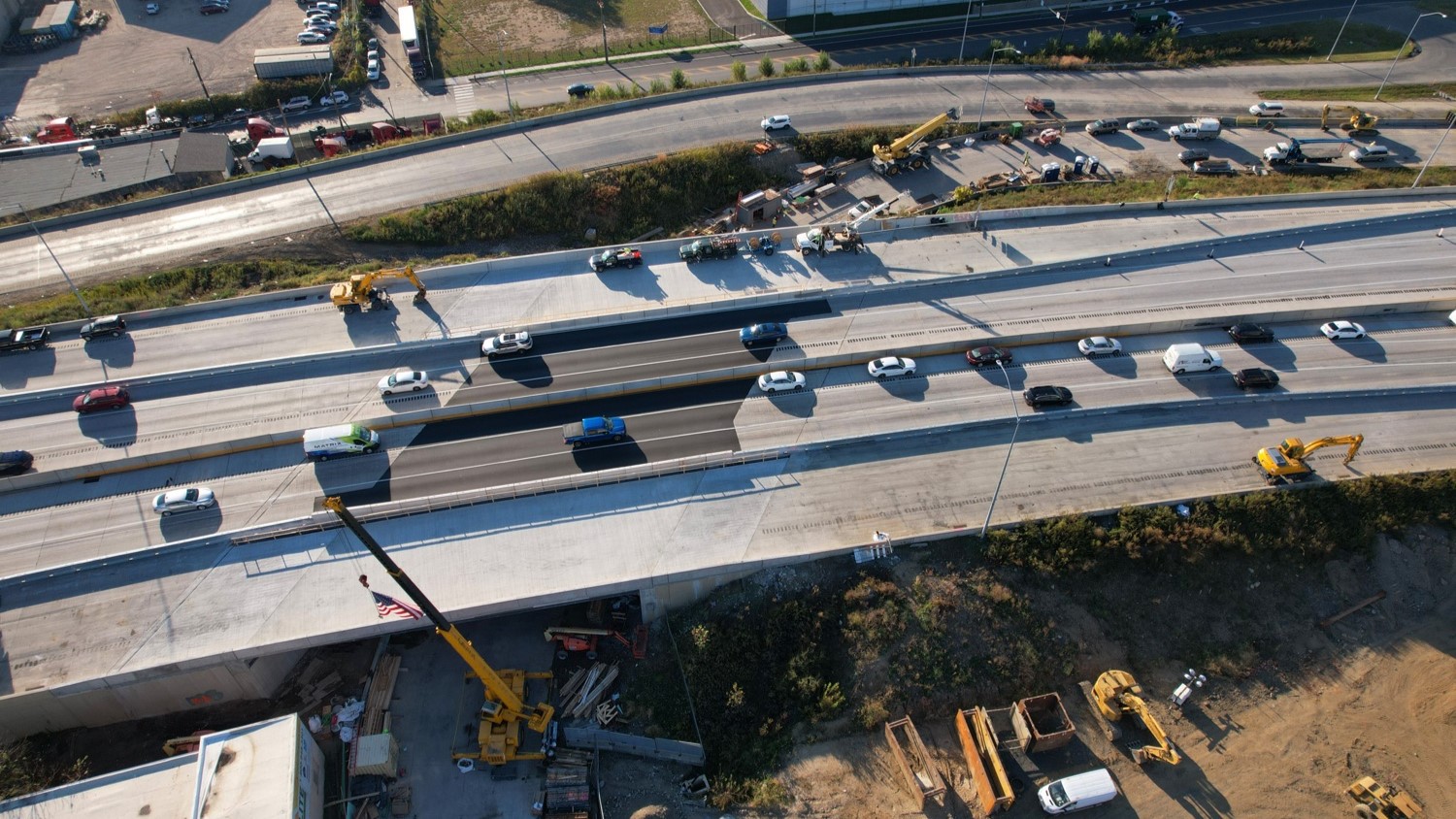An aerial image of vehicles crossing over the temporary structure on I-95 while construction of the two outer travel lanes of the permanent structure is finishing up.